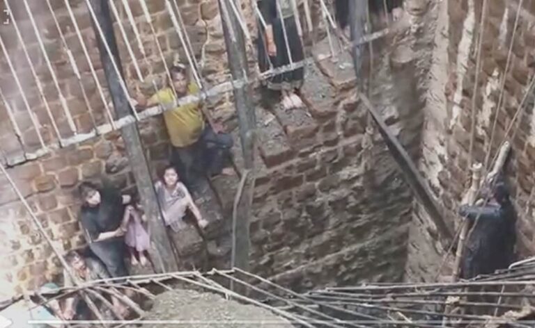 tkh7g6qg_indore-temple-collapse_625x300_30_March_23.jpg