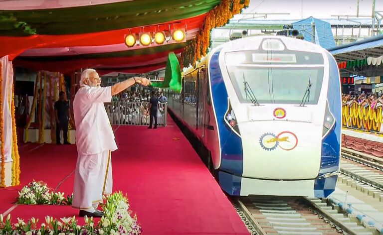 80oe61so_pm-flags-off-keralas-first-vande-bharat-express-pti-650_650x400_25_April_23.jpg