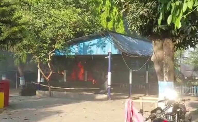 e8sc5rpc_bengal-police-station-set-on-fire_625x300_25_April_23.jpg