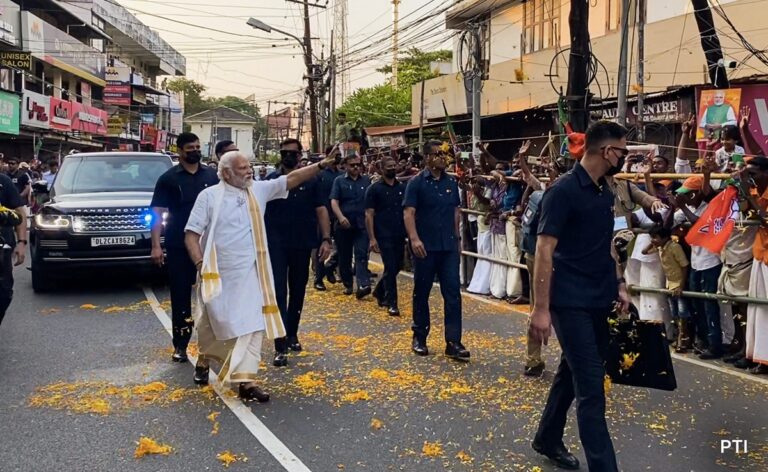 ejjnvarc_narendra-modi-kochi-roadshow_625x300_24_April_23.jpg